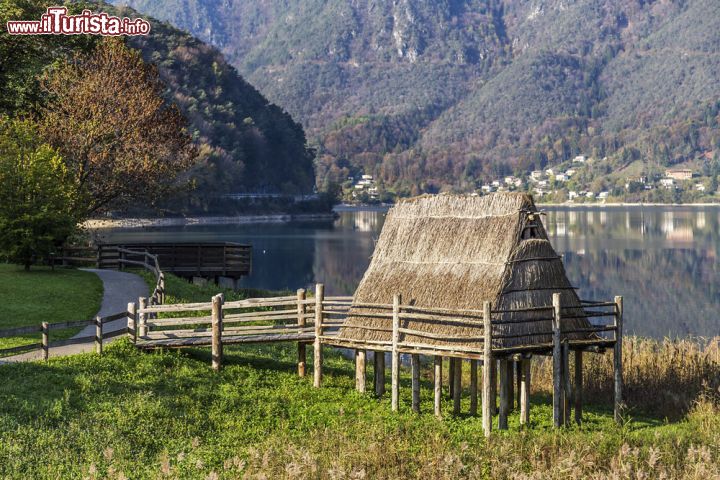 Immagine Una palafitta a Molina di Ledro: il lago è famoso per i suoi insediamenti dell'età del bronzo