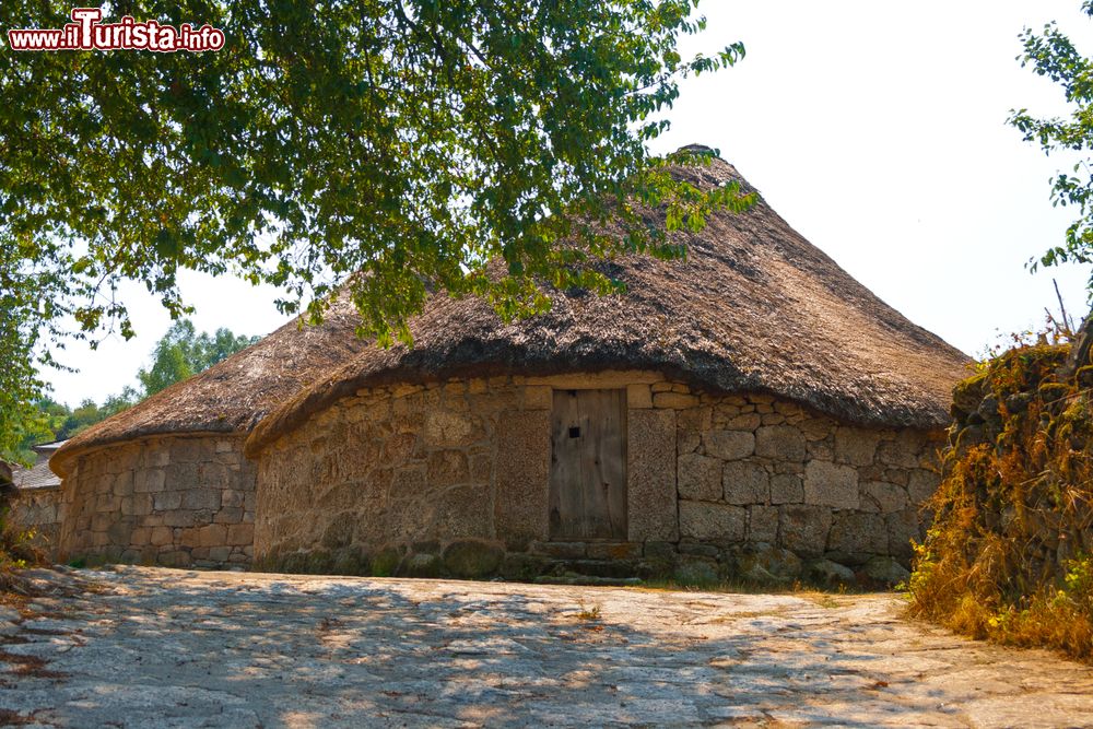 Immagine Una palloza, tradizionale costruzione rurale di origine celtica. Siamo nel villaggio di Piornedo, pressi di Lugo, in Galizia, dove si trovano queste costruzioni con base in pietra, pianta rotonda o ellittica e tetto di paglia utilizzate come case o fienili.