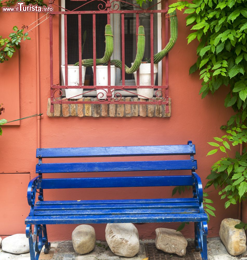 Immagine Una panchina e una casa caratteristica in una via del centro storico di Santarcangelo di Romagna