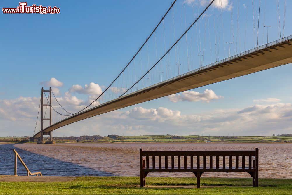 Immagine Una panchina lungo l'Humber Bridge, Yorkshire and the Humber, Inghilterra.