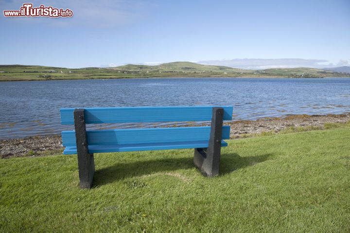 Immagine Una panchina perfetta per ammirare il paesaggio intorno a Portmagee, in Irlanda