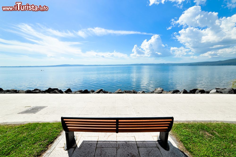 Immagine Una panchina sulla sponda del lago di Bracciano a Trevignano Romano, provincia di Roma. Il panorama sul lago che si può ammirare da questo borgo medievale è fra i più suggestivi offerti dalla zona.