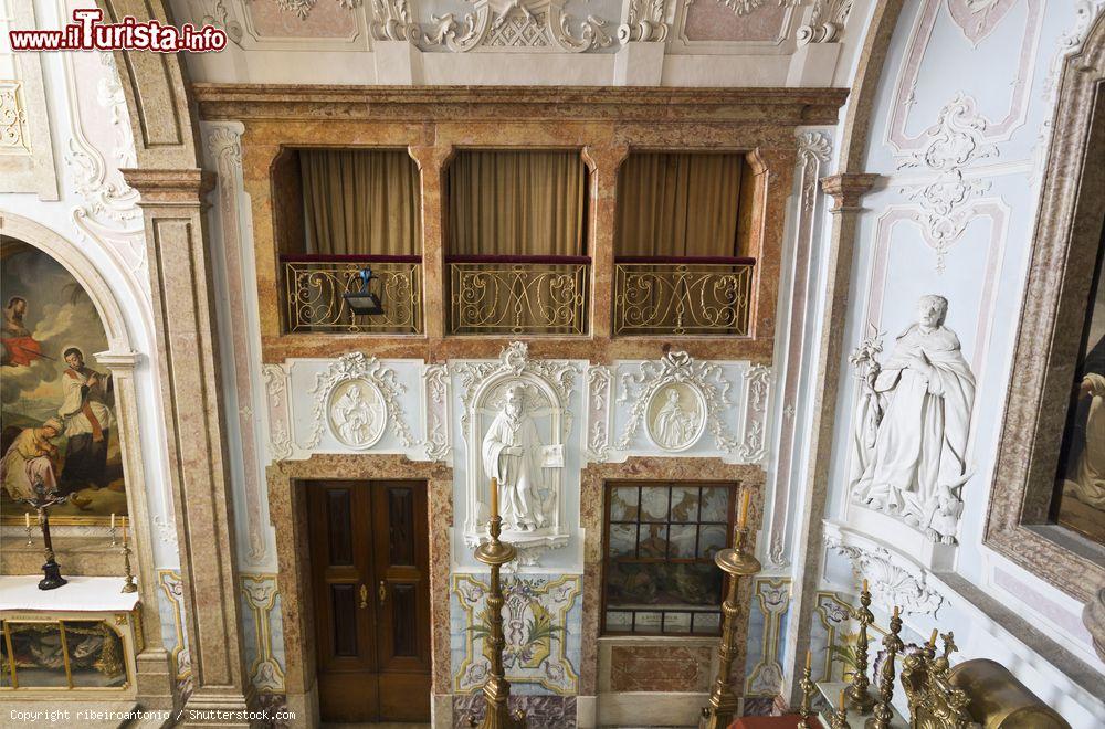 Immagine Una parete decorata della Cappella di Our Lady of Mercy nel Palazzo di Oeiras, Portogallo - © ribeiroantonio / Shutterstock.com