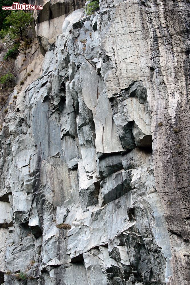 Immagine Una parete di roccia nei ressi del borgo di Arnad (Aosta)