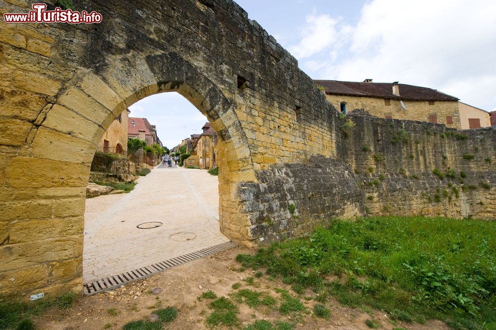Immagine Una parte delle antiche mura cittadine di Domme, Dordogna, Francia. Risalgono al Ducento e seguono l'andamento tortuoso del terreno.