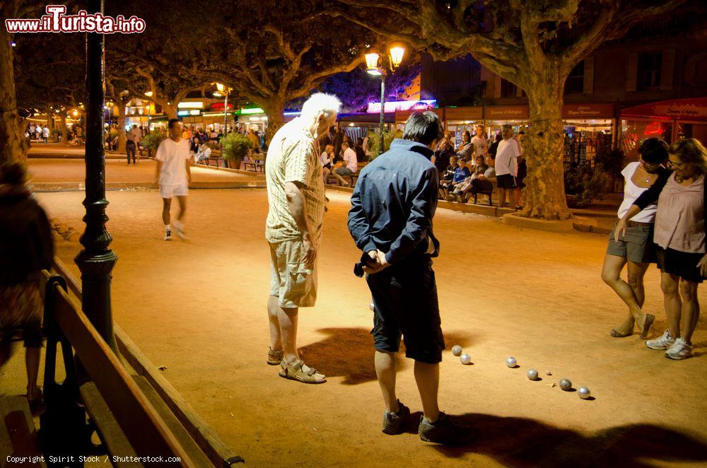 Immagine Una partita serale di pétanque sul lungomare di Le Lavandou, dipartimento del Var (Francia) - © Spirit Stock / Shutterstock.com