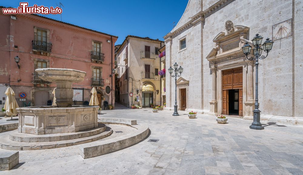 Immagine Una piazza con fontana di Pacentro in Abruzzo