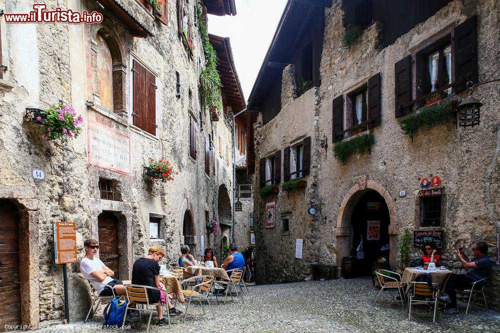 Immagine Una piazza del borgo medievale di Canale di Tenno in Trentino - © laura zamboni / Shutterstock.com