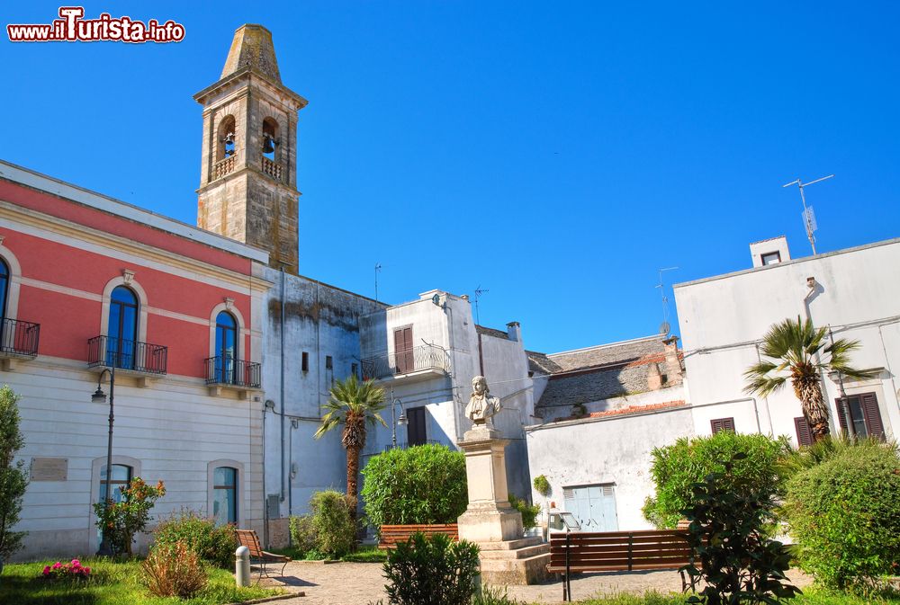 Immagine Una piazza del centro di Noci e la Chiesa di Santa Chiara