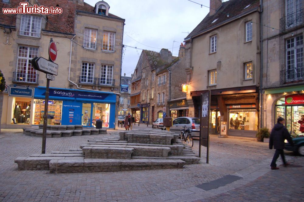 Immagine Una piazza del centro storico di Alencon in Nomandia, Francia