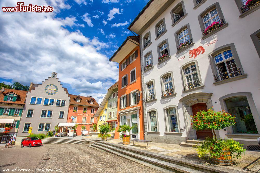 Immagine Una piazza del centro storico di Brugg in Svizzera. - © gevision / Shutterstock.com