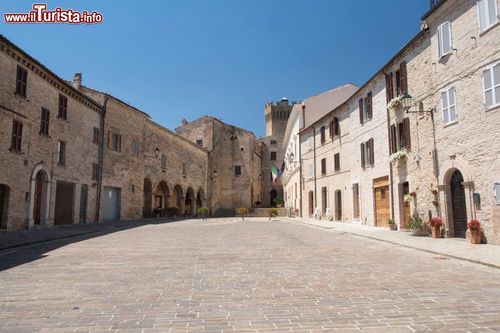 Immagine Una piazza del centro storico di Moresco, piccolo borgo delle Marche (Italia).