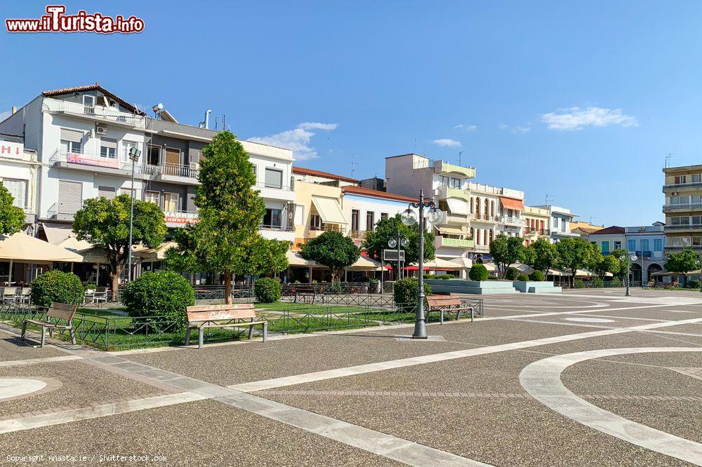 Immagine Una piazza deserta nel centro cittadino di Sparta (Grecia) con edifici e alberi - © Anastacie / Shutterstock.com