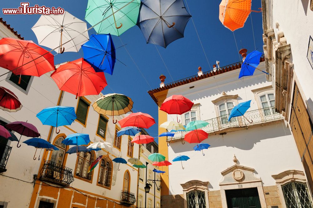 Immagine Una piazza di Evora colorata da mille ombrelli, Portogallo.
