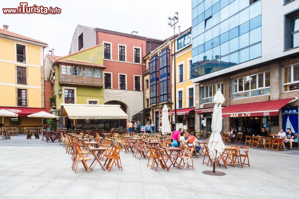 Immagine Una piazza di Gijon, Spagna, con sedie e tavoli di bar e ristoranti per pranzare all'aperto - © Kevin Hellon / Shutterstock.com