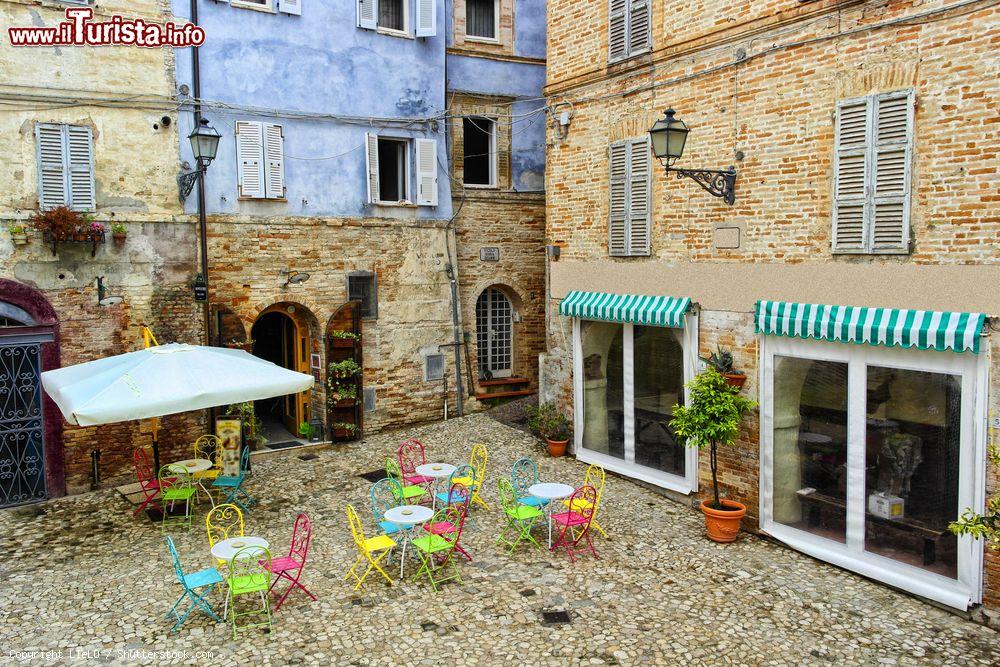 Immagine Una piazza medievale nel borgo antico di Grottammare, Ascoli Piceno (Marche)  - © LIeLO / Shutterstock.com