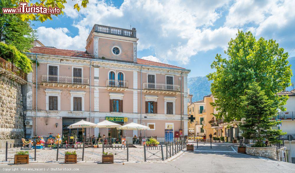 Immagine Una piazza nel centro di Caramanico Terme, uno dei borghi nell'entroterra dell'Abruzzo - © Stefano_Valeri / Shutterstock.com
