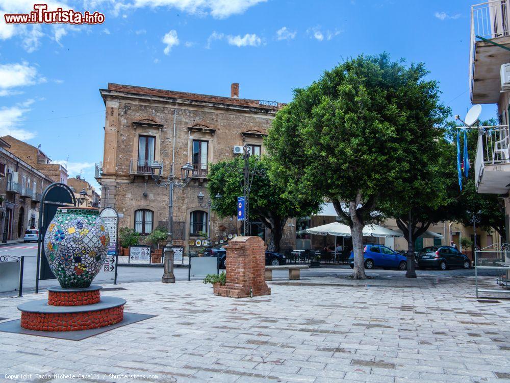 Immagine Una piazza nel centro di Santo Stefano di Camastra, famosa per la produzione delle ceramiche qui in Sicilia