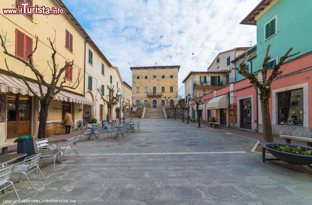 Immagine Una piazza nel centro storico di Asciano in Toscana - © ValerioMei / Shutterstock.com