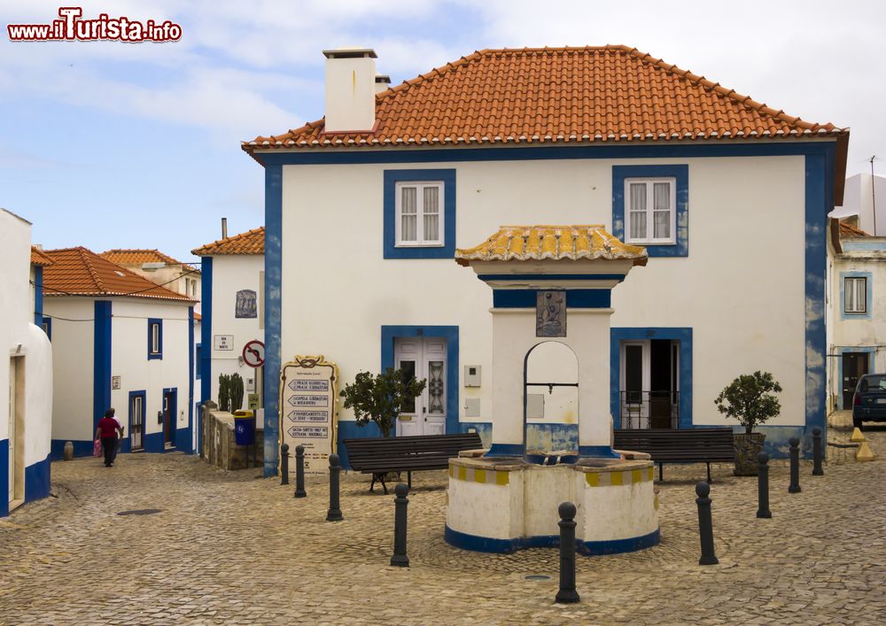 Immagine Una piazza nel centro storico di Ericeira, Portogallo. Belle case basse imbiancate a calce caratterizzano questa località portoghese.