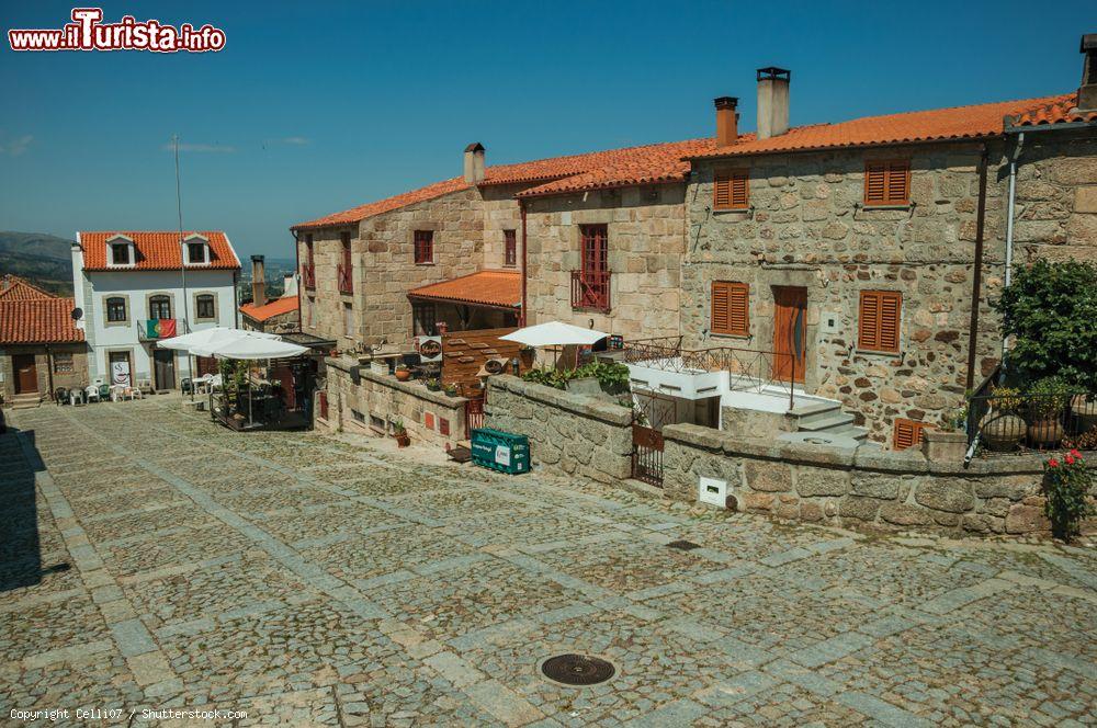 Immagine Una piazza nel centro storico di Linhares da Beira (Portogallo) con le tradizionali case in pietra - © Celli07 / Shutterstock.com