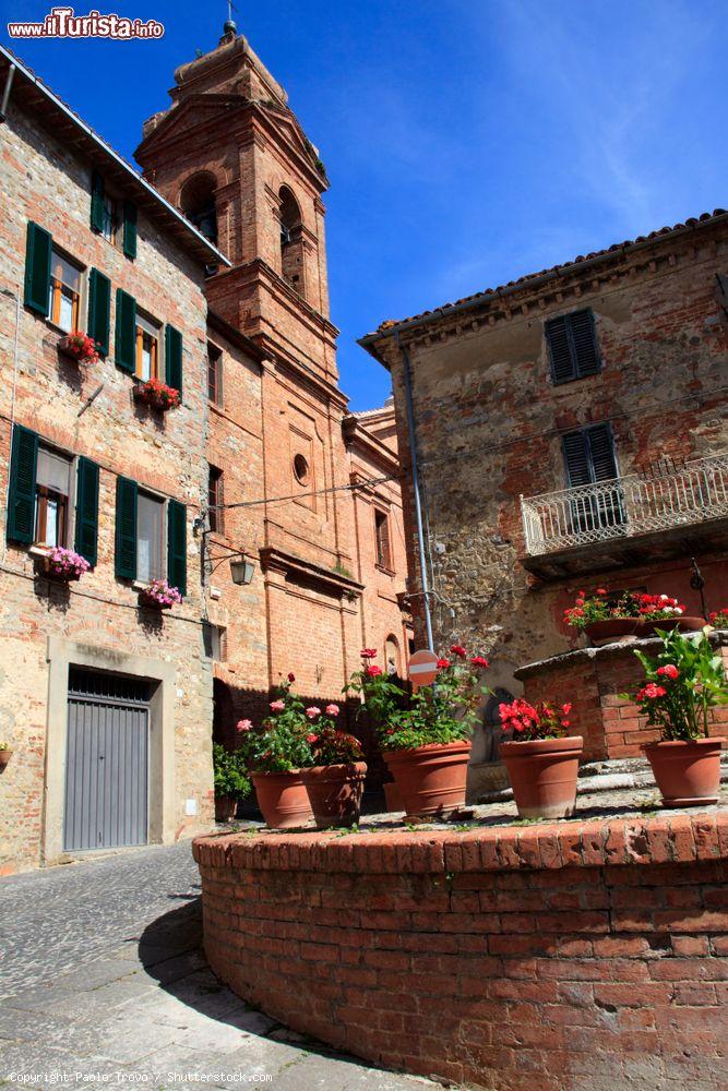 Immagine Una piazza nel centro storico di Monteleone d'Orvieto in Umbria - © Paolo Trovo / Shutterstock.com