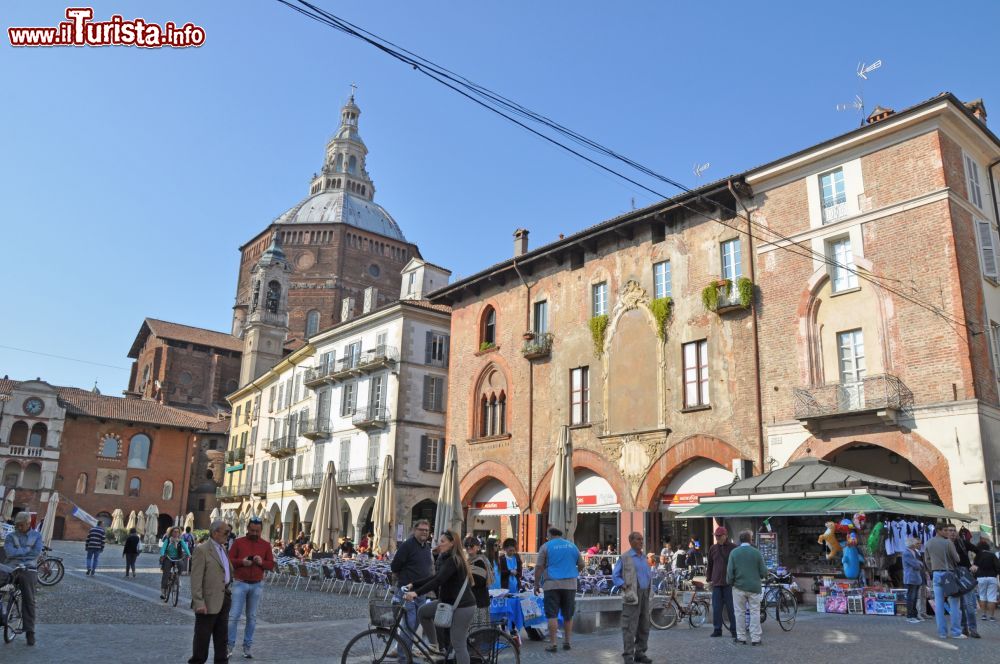 Immagine Una piazza nel centro storico di Pavia, capoluogo di provincia della Lombardia.