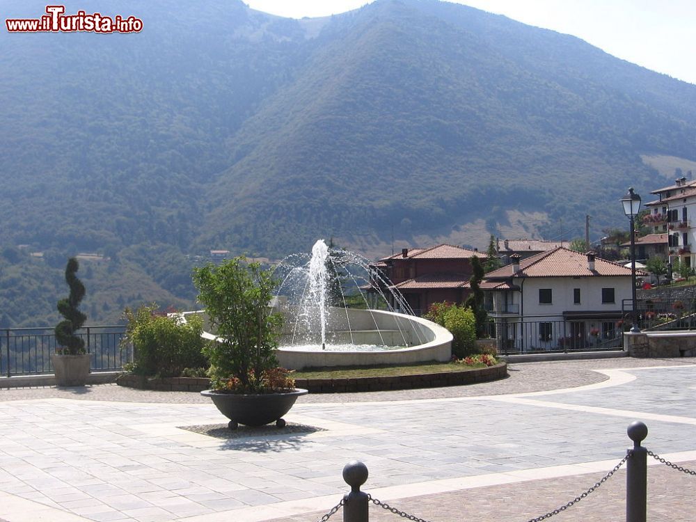 Immagine Una piazza nell'abitato di Vigolo, Lago d'Iseo, Lombardia  - © I, Ago76, CC BY-SA 3.0, Wikipedia