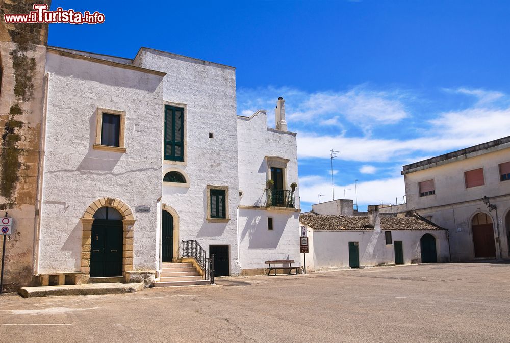 Immagine Una piazza nello storico borgo di Palmariggi vicino ad Otranto nel Salento. Siamo in Puglia, provincia di Lecce.