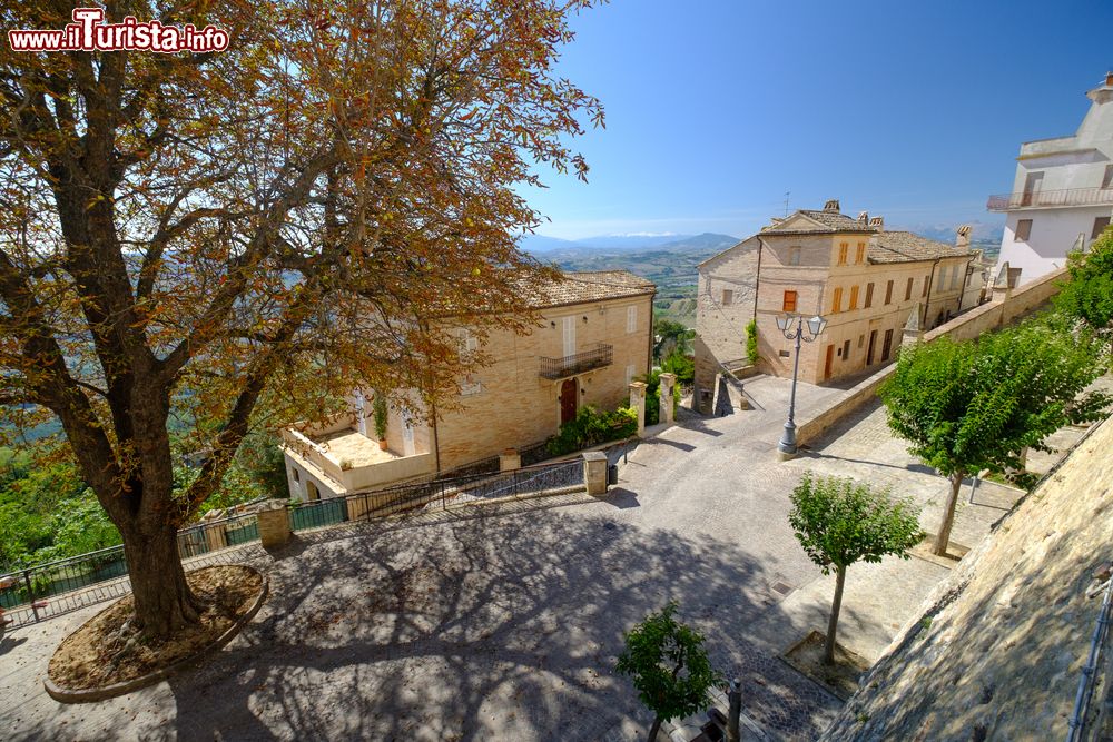 Immagine Una piazzetta con edifici antichi nel centro di Moresco, Fermo, Marche.