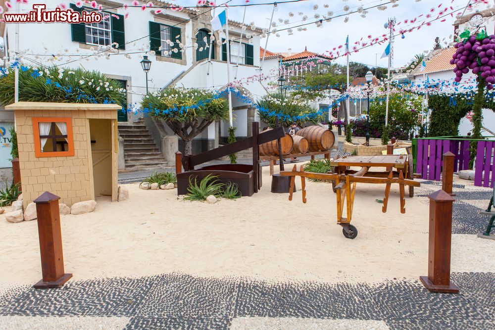 Immagine Una piazzetta di Vila Baleira addobbata a festa presso Porto Santo, isola dell'arcipelago di Madeira, Portogallo.