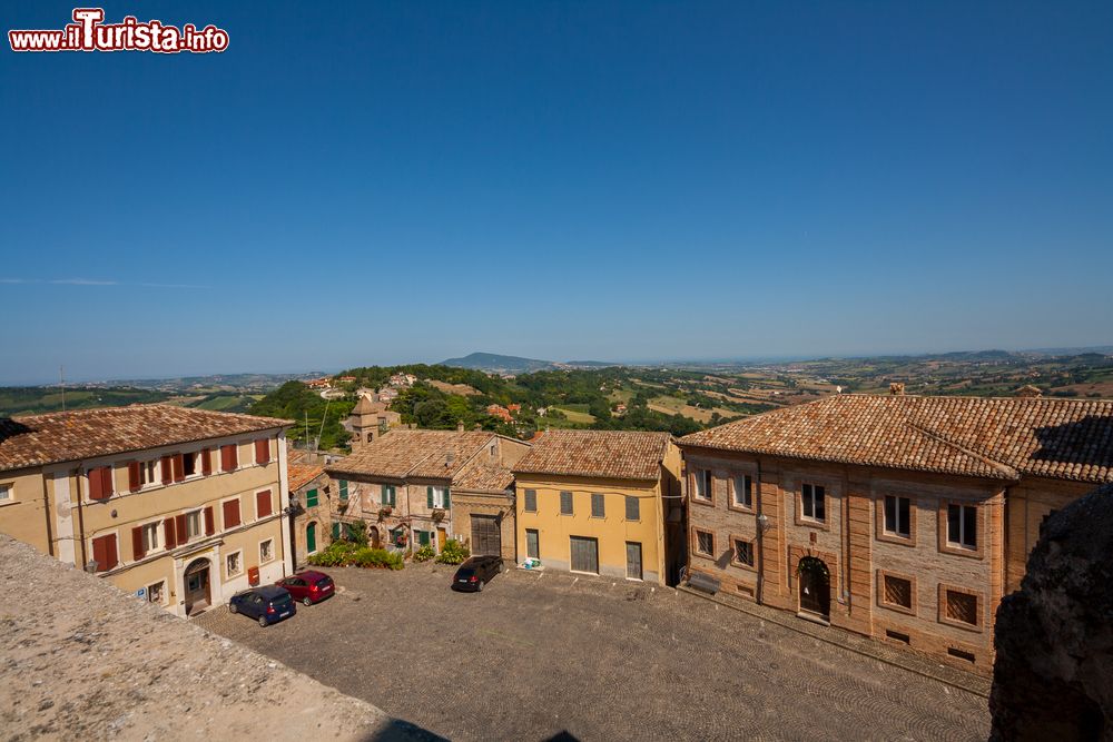 Immagine Una piazzetta nel centro di Offagna, in provincia di Ancona, fotografata dall'alto.