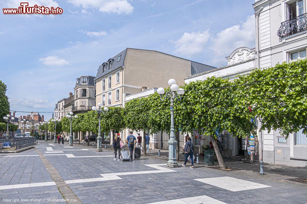 Immagine Una piazzetta pedonale nella vecchia città di Fontainebleau, popolare destinazione turistica della Francia - © Kiev.Victor / Shutterstock.com