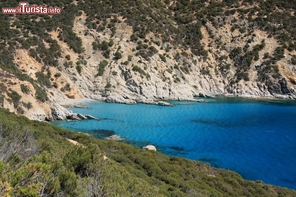 Immagine Una piccola baia nascosta a Solanas, Sardegna.