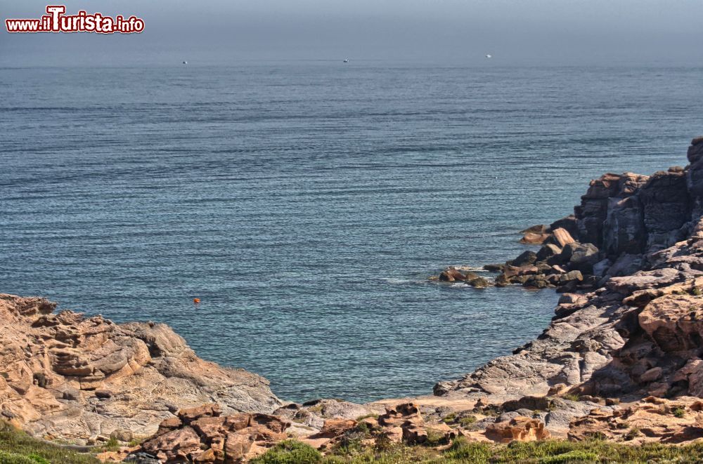 Immagine Cala Vinagra, una piccola baia nei pressi della Bobba sull'isola di San Pietro, Sardegna. Situata a pochi minuti da Carloforte