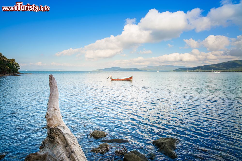 Immagine Una piccola barca in legno al largo della baia di Punta Ala, Toscana.