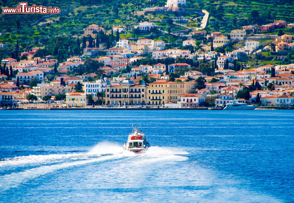 Immagine Una piccola barca per il trasporto delle persone in direzione dell'isola di Spetses, Grecia.