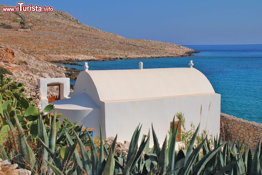 Immagine Una piccola cappella affacciata sul lungomare vicino a Pondomos Beach, Chalki, Grecia.