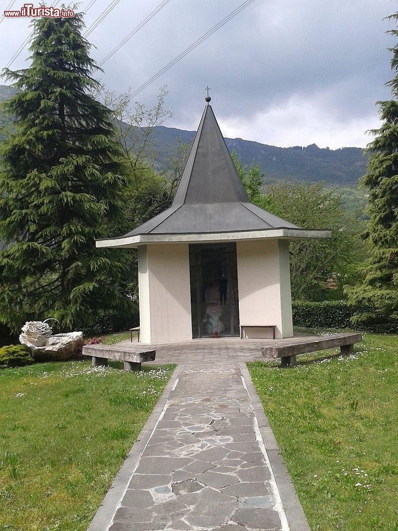 Immagine Una piccola cappella alla periferia di Casazza in Lombardia - © Ago76 - CC BY-SA 3.0, Wikipedia