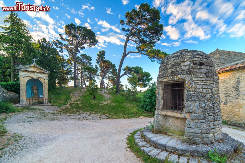 Immagine Una piccola cappella cristiana nel villaggio di Bonnieux fotografata all'alba, Provenza, Francia.