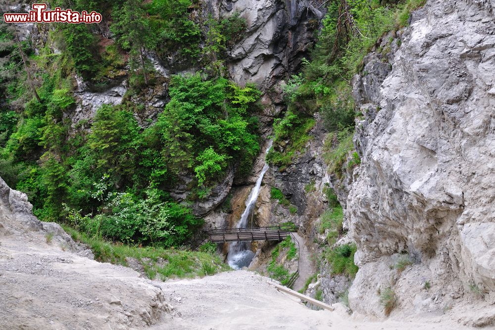 Immagine Una piccola cascata nella gola Rosengartenschlucht a Imst, Austria. Considerata una delle più belle gole che si possono ammirare in Austria, accompagna lungo ferrate in legno, scale nella roccia e piccole gallerie.