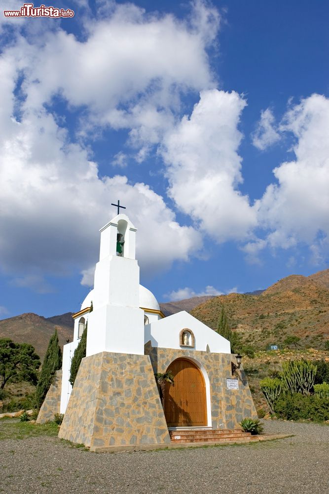 Immagine Una piccola chiesa cattolica fra le montagne della Costa del Sol, Spagna, nei pressi di Estepona. 