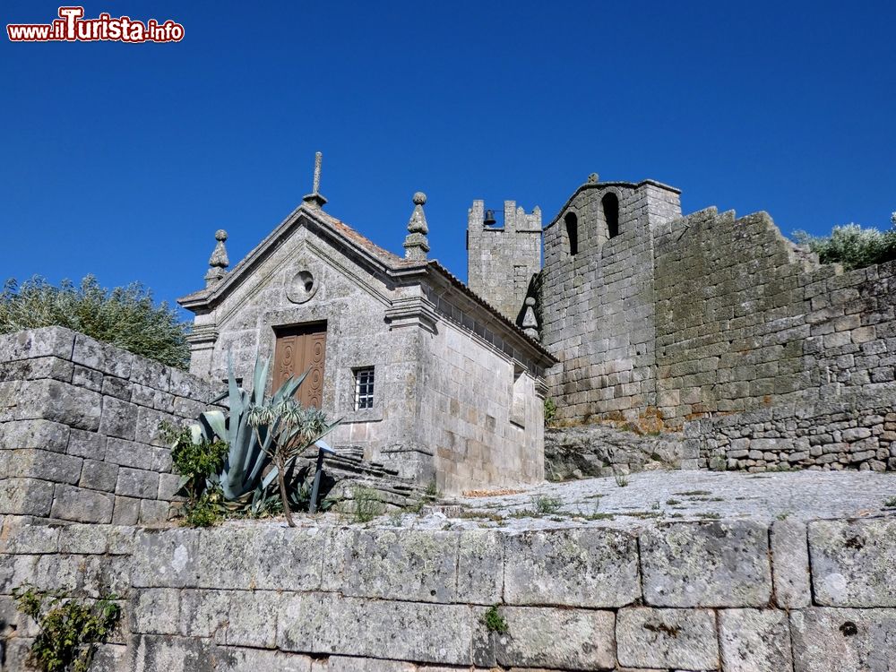 Immagine Una piccola chiesa in pietra circondata dalle mura di Marialva, Portogallo.