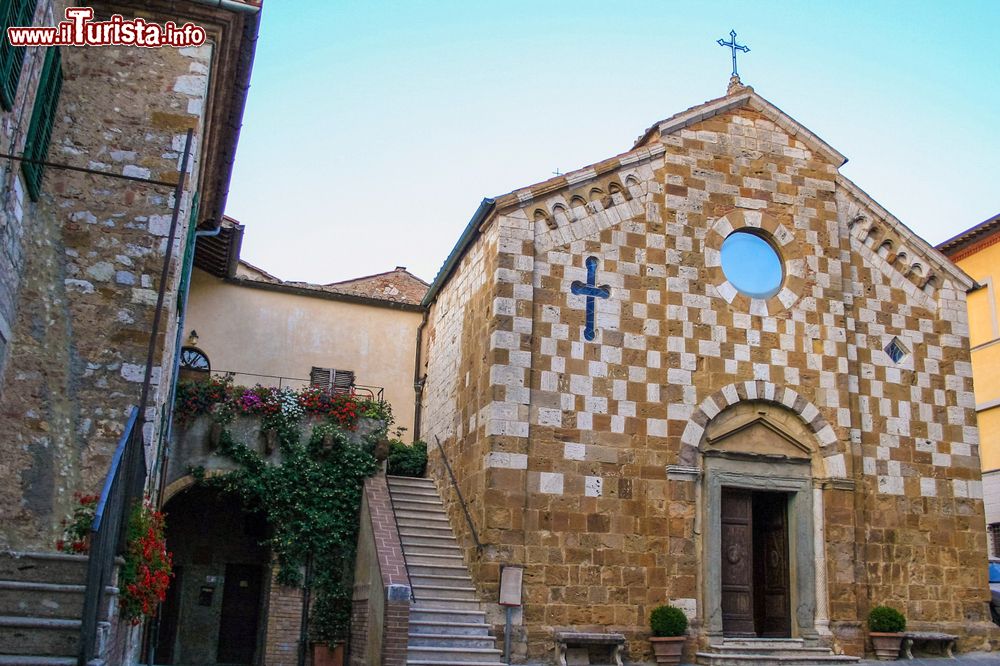 Immagine Una piccola chiesa nel borgo di Trequanda in Toscana, Provincia di Siena.