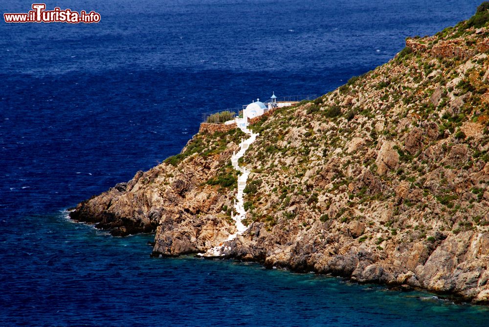 Immagine Una piccola chiesetta bianca sul litorale di Telendos, arcipelago del Dodecaneso (Grecia). Questa località è perfetta per chi cerca un'isola da "due cuori e una capanna".