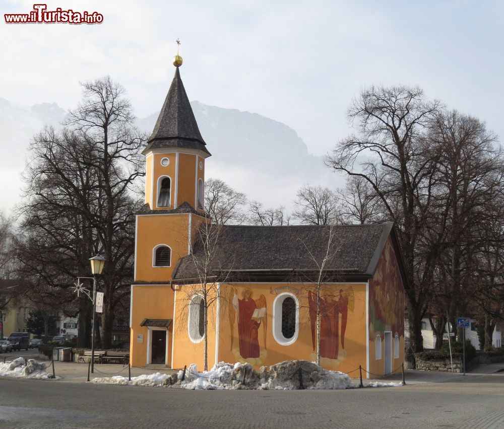 Immagine Una piccola chiesetta medievale nello ski resort di Garmisch-Partenkirchen (Germania) in inverno.