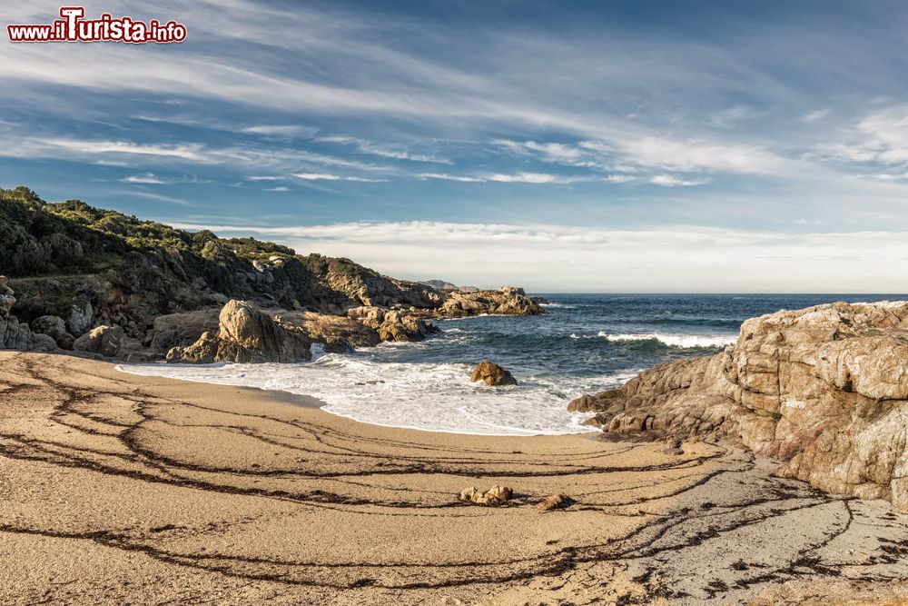 Immagine Una piccola insenatura nei pressi di Lumio (Balagna) con le onde che s'infrangono sulla costa rocciosa, Corsica.