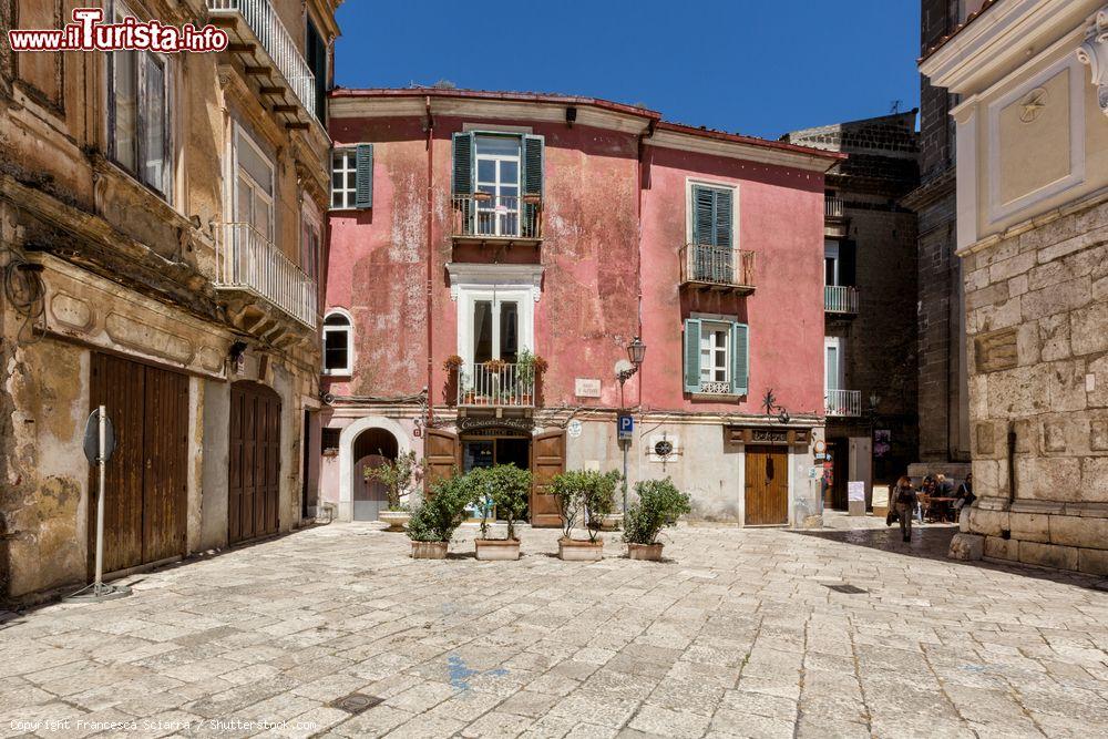 Immagine Una piccola piazza lastricata del centro storico di Sant'Agata de' Goti in Campania - © Francesca Sciarra / Shutterstock.com