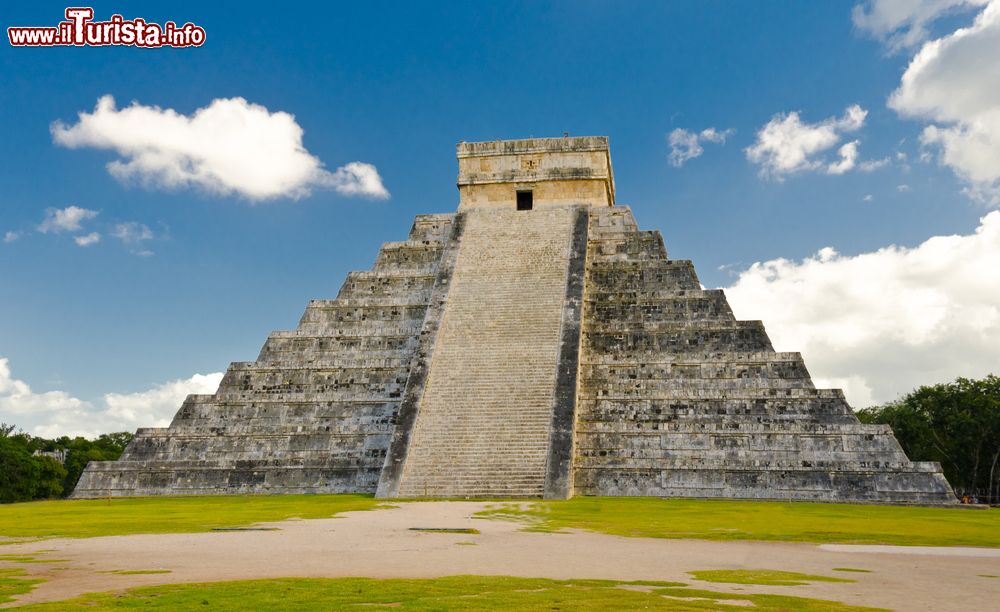Immagine Una piramide Maya a Tulum. sito archeologico nella penisola dello Yucatan in Messico
