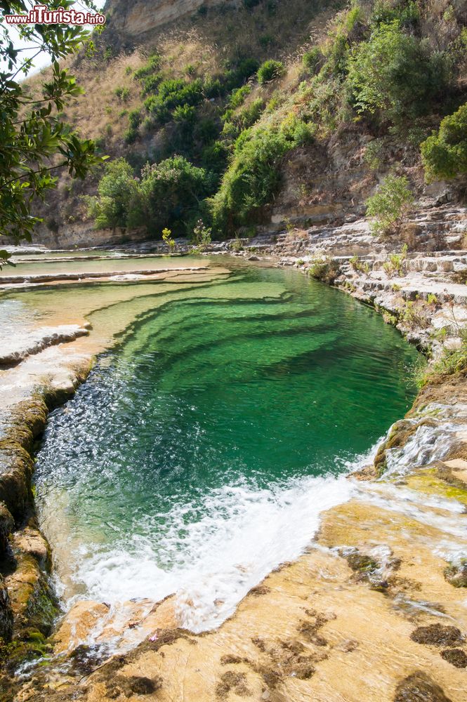 Immagine Una piscina naturale nel canyon di Cavagrande in Sicilia